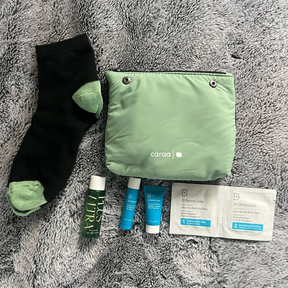 Caraa JetBlue-Mint Airplane Pouch Amnesty Kit Dr.Dennis Gross Plus Ultra Socks